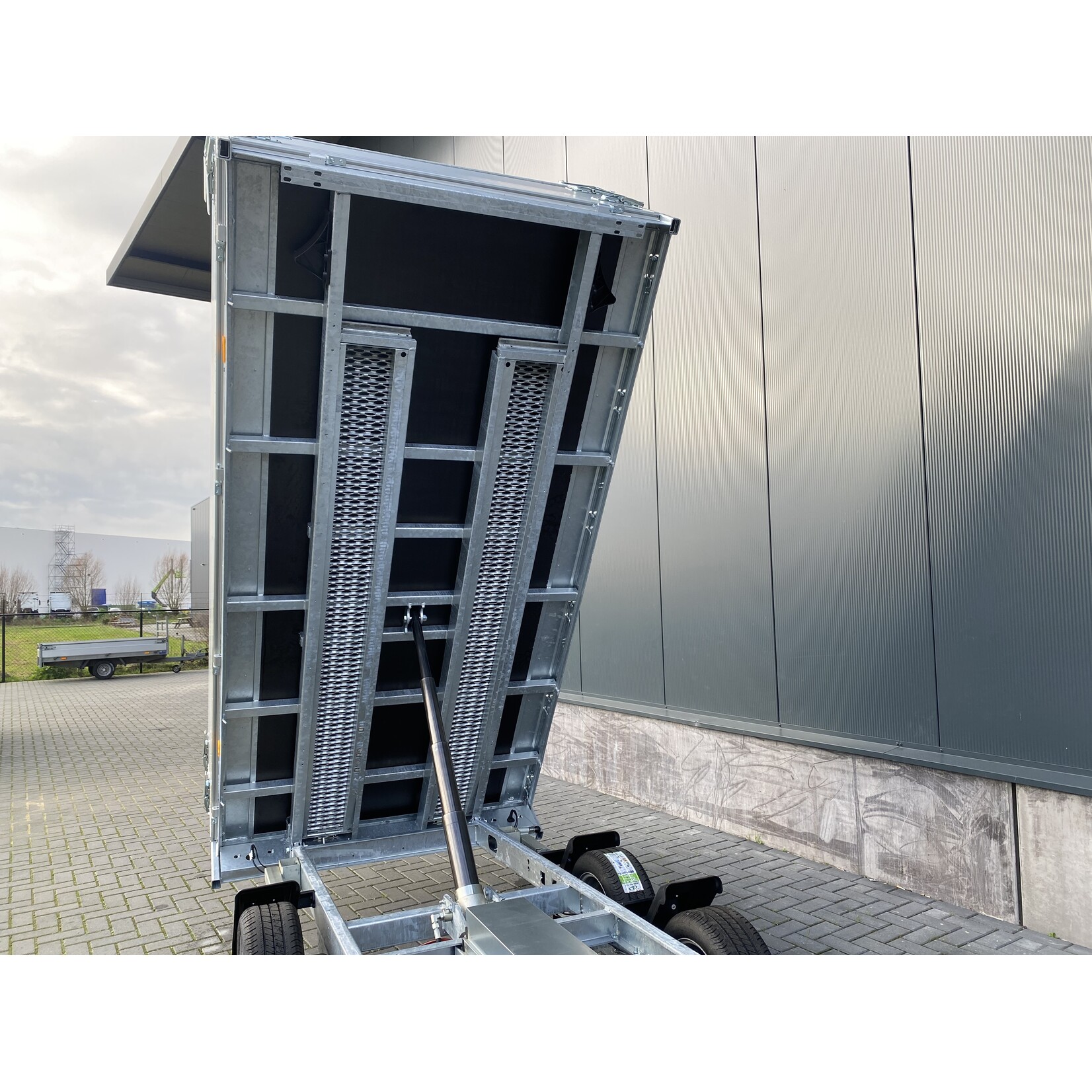 eduard Eduard kipper | 310 x 160 x 60 cm | 3.000 kg | Geremd ALL - IN AKTIE!