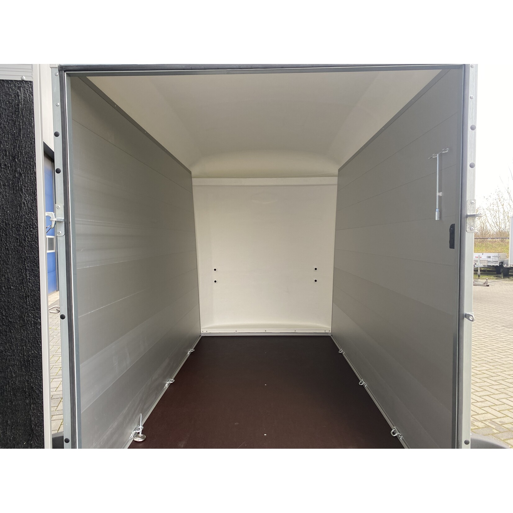 Bockmann Bockmann Gesloten Aanhangwagen | 325 x 151 x 206 cm | 2.700 kg | Geremd ALL - IN AKTIE!