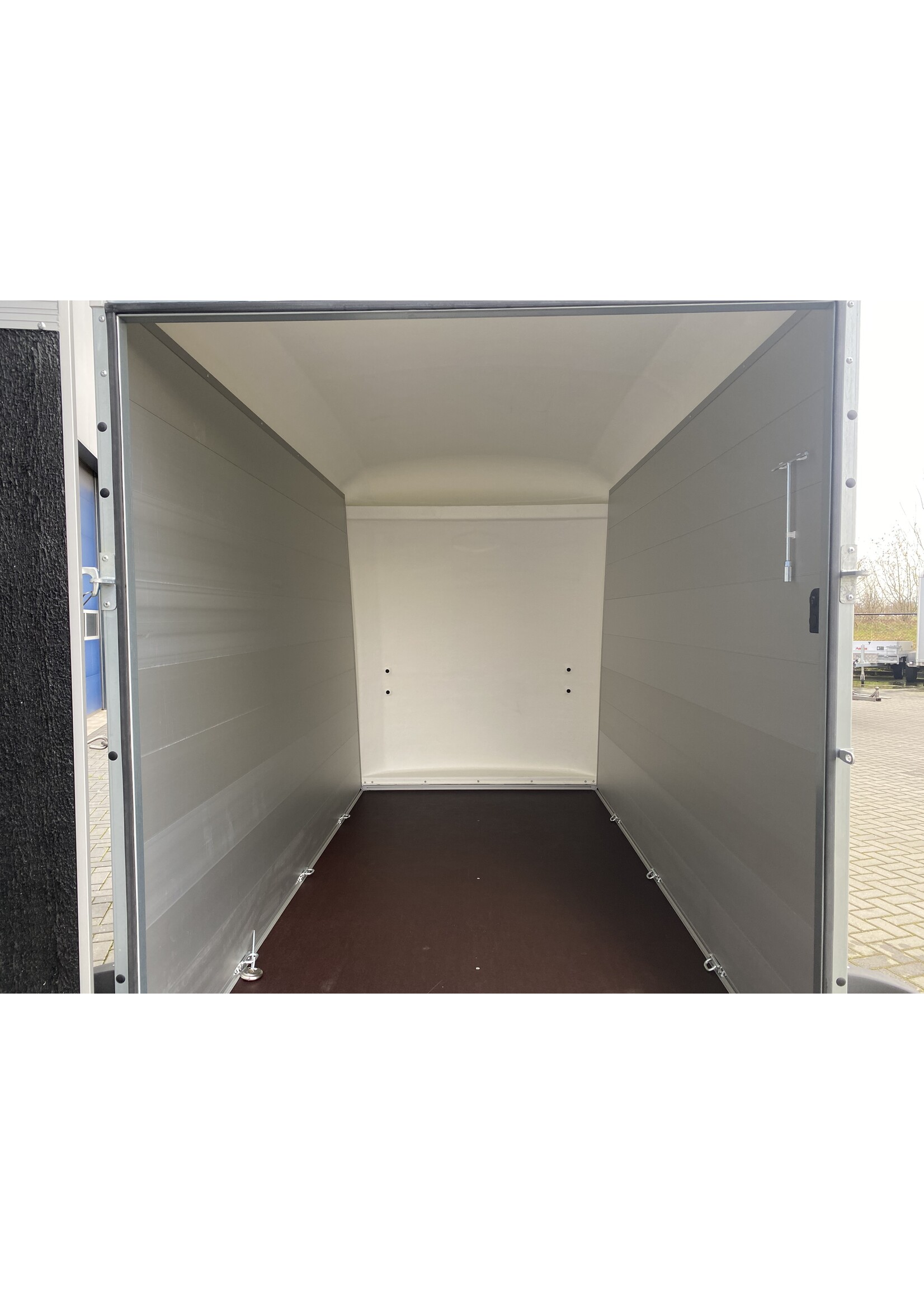 Bockmann Bockmann Gesloten Aanhangwagen | 325 x 151 x 206 cm | 2.700 kg | Geremd ALL - IN AKTIE!