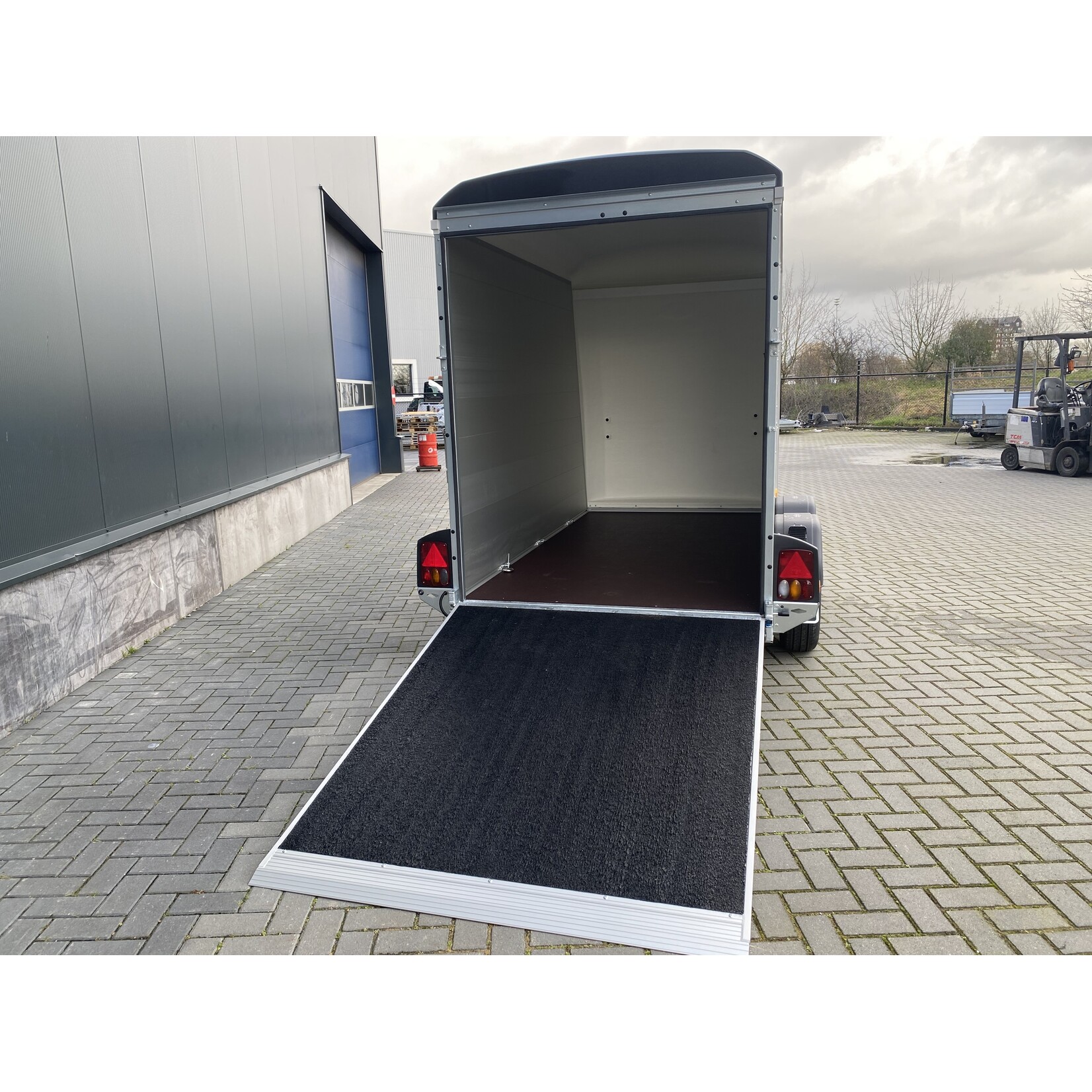 Bockmann Bockmann Gesloten Aanhangwagen | 325 x 151 x 206 cm | 2.700 kg | Geremd ALL - IN AKTIE!
