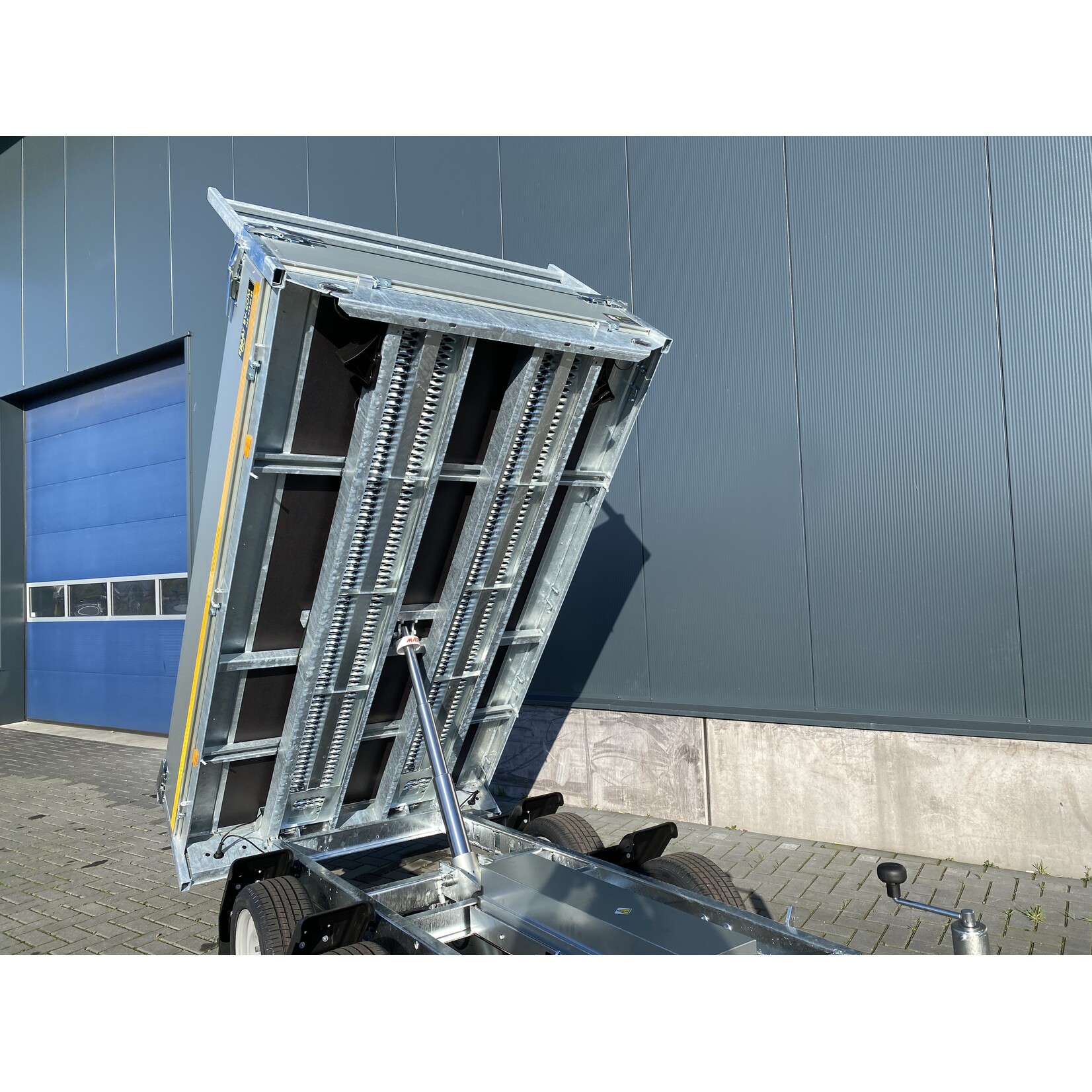 eduard Eduard kipper | 260 x 150 x 30 cm | 2.000 kg | Geremd ALL - IN AKTIE!