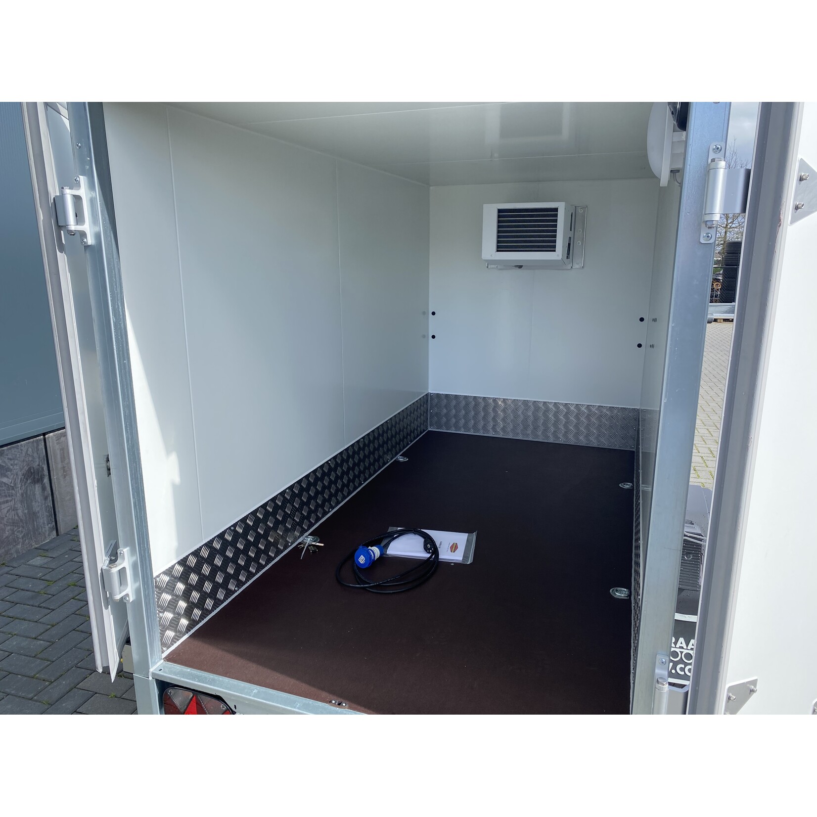 Verhuur | Böckmann Koelaanhangwagen 248 x 127 x 150 Cm