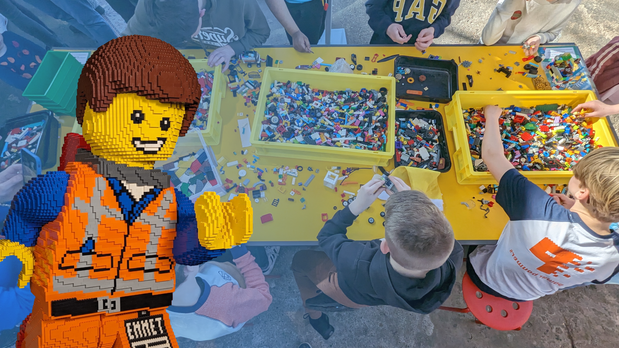 Kinderen bouwen en spelen in het Bouwkasteel
