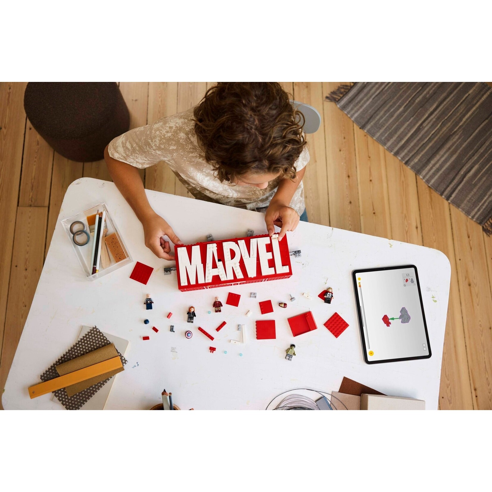 LEGO MARVEL logo en minifiguren - 76313