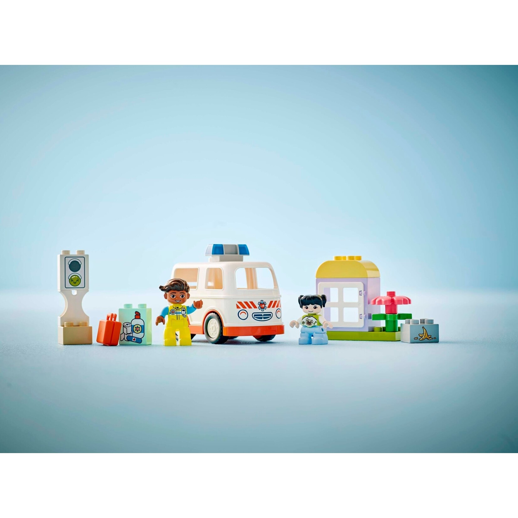 LEGO Ambulance met chauffeur -10447