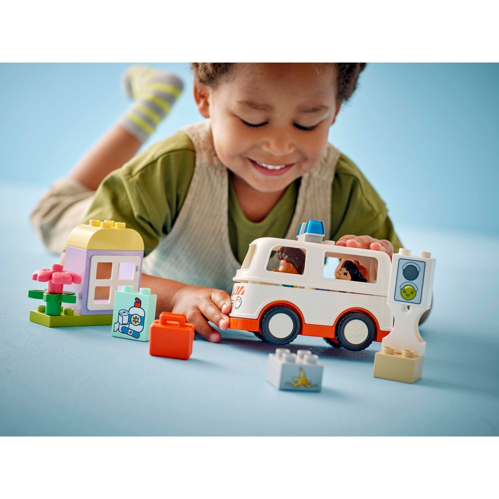 LEGO Ambulance met chauffeur -10447