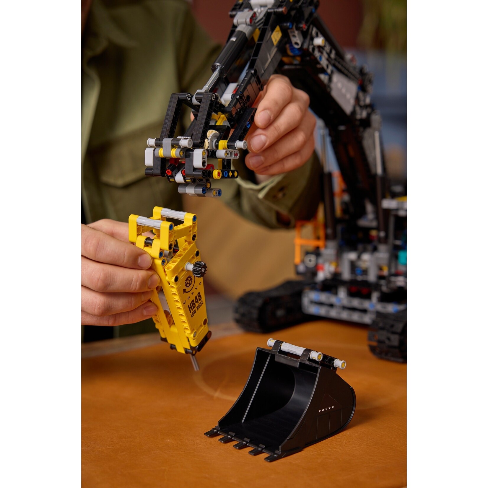 LEGO Volvo EC500 Hybrid graafmachine - 42215