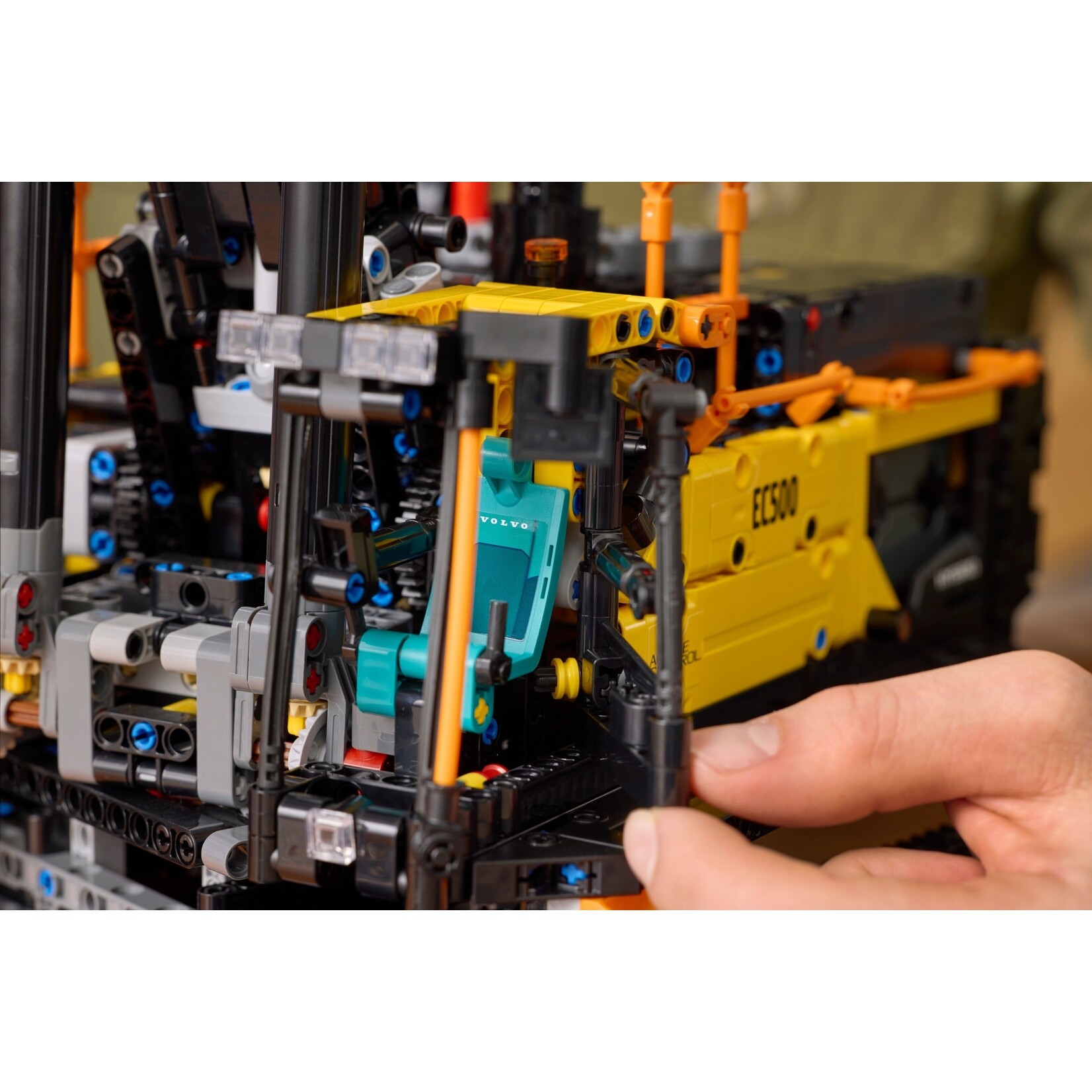 LEGO Volvo EC500 Hybrid graafmachine - 42215
