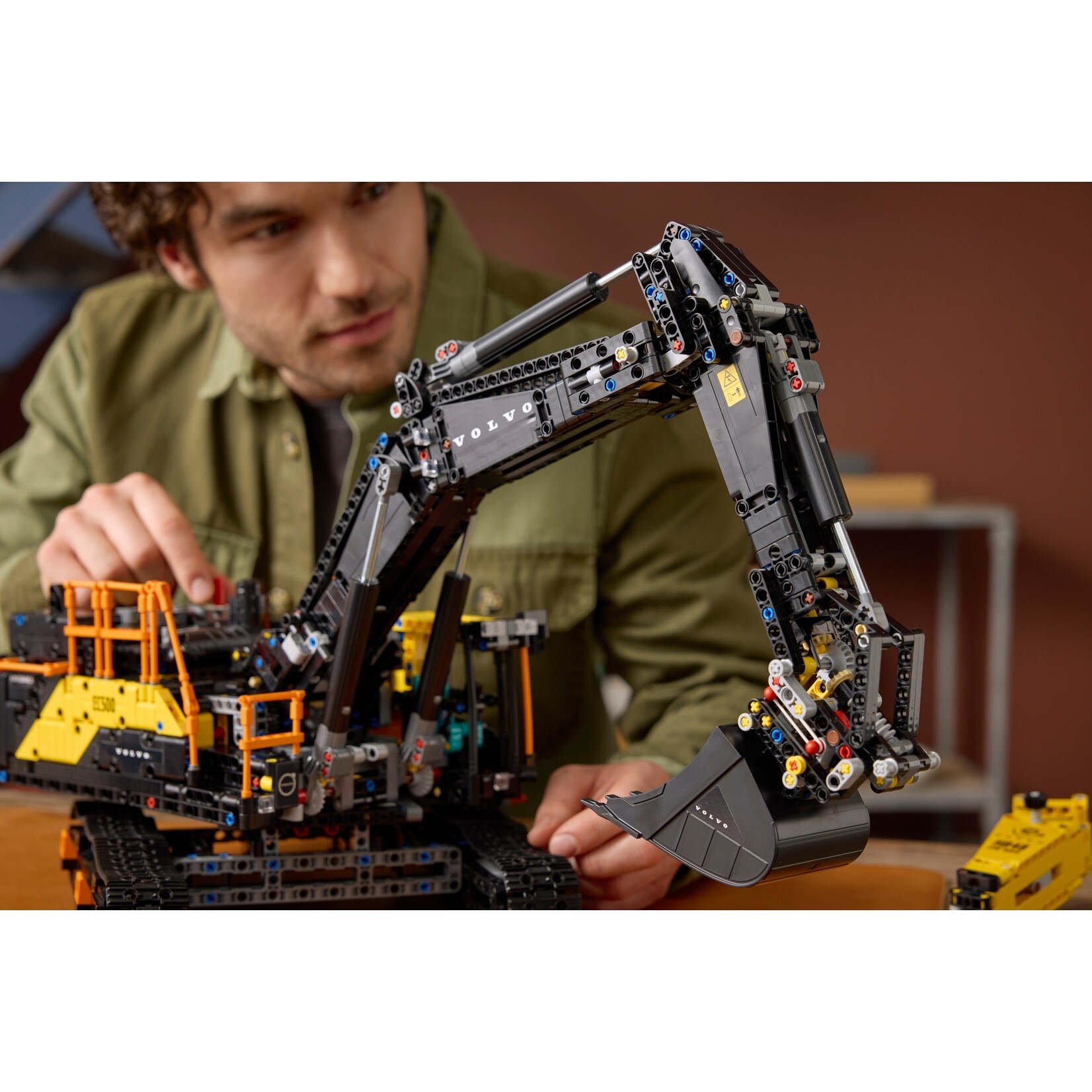 LEGO Volvo EC500 Hybrid graafmachine - 42215