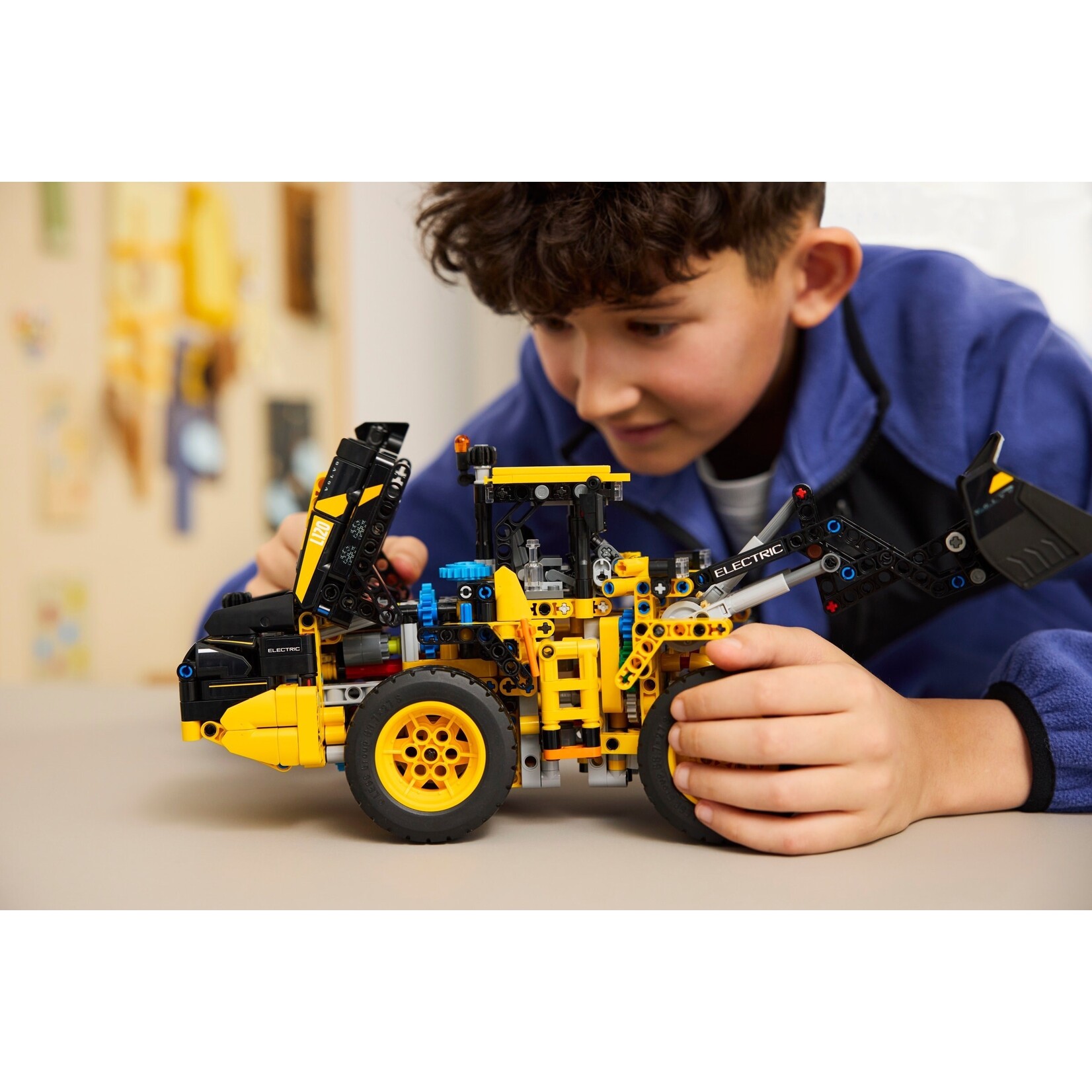 LEGO Volvo L120 Electric wiellader - 42209