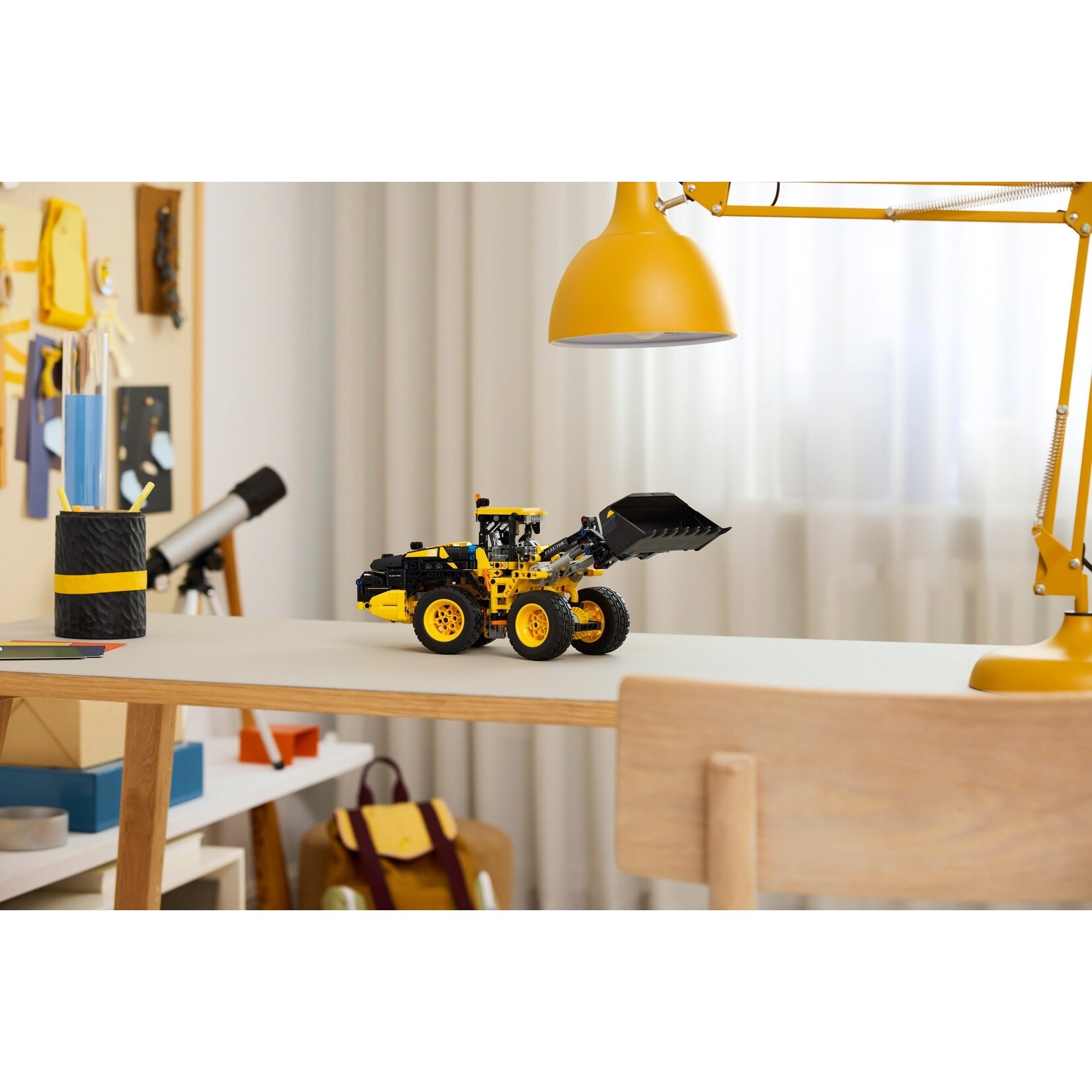 LEGO Volvo L120 Electric wiellader - 42209