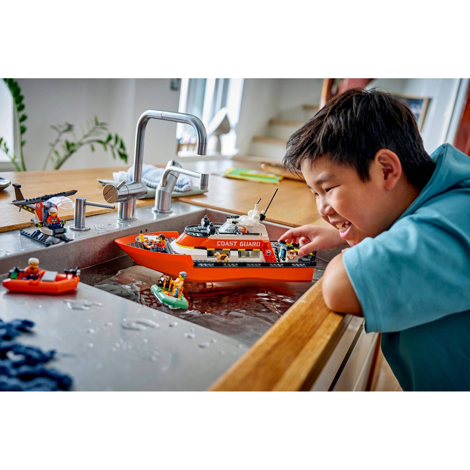 LEGO Kustwacht reddingsboot met helikopter - 60504