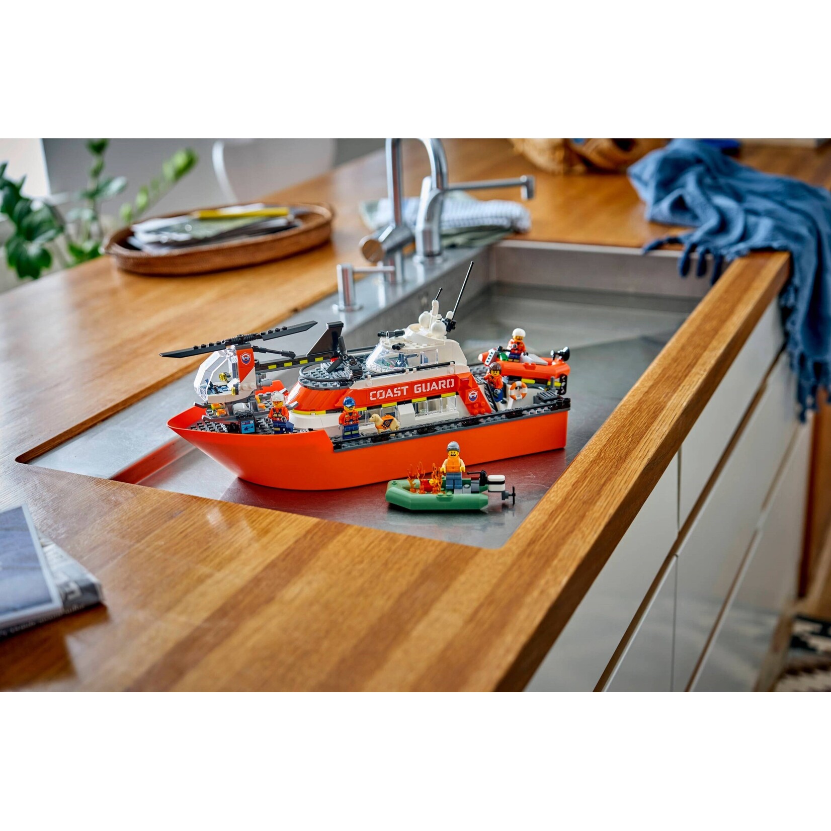 LEGO Kustwacht reddingsboot met helikopter - 60504