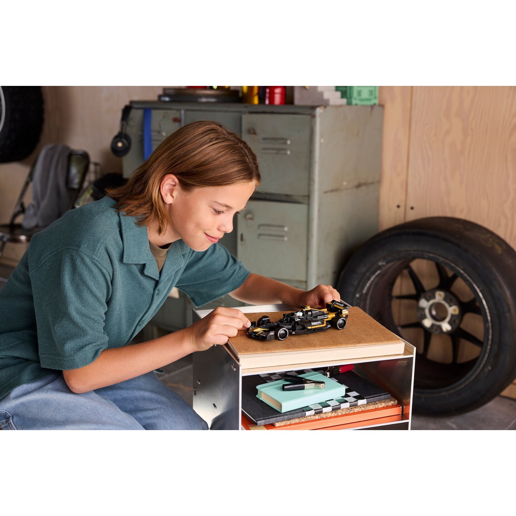 LEGO APXGP Team Racewagen uit F1 The Movie - 77252