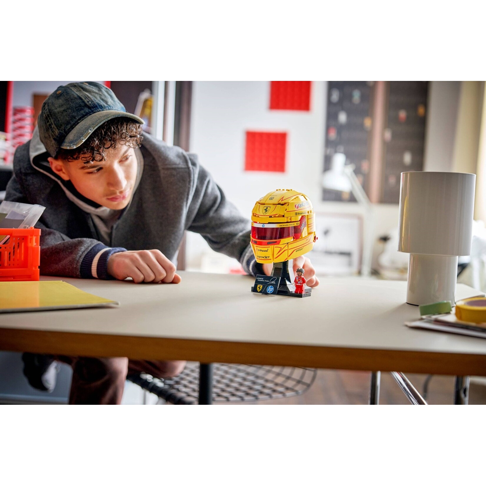 LEGO Scuderia Ferrari HP helm van Lewis Hamilton - 43022