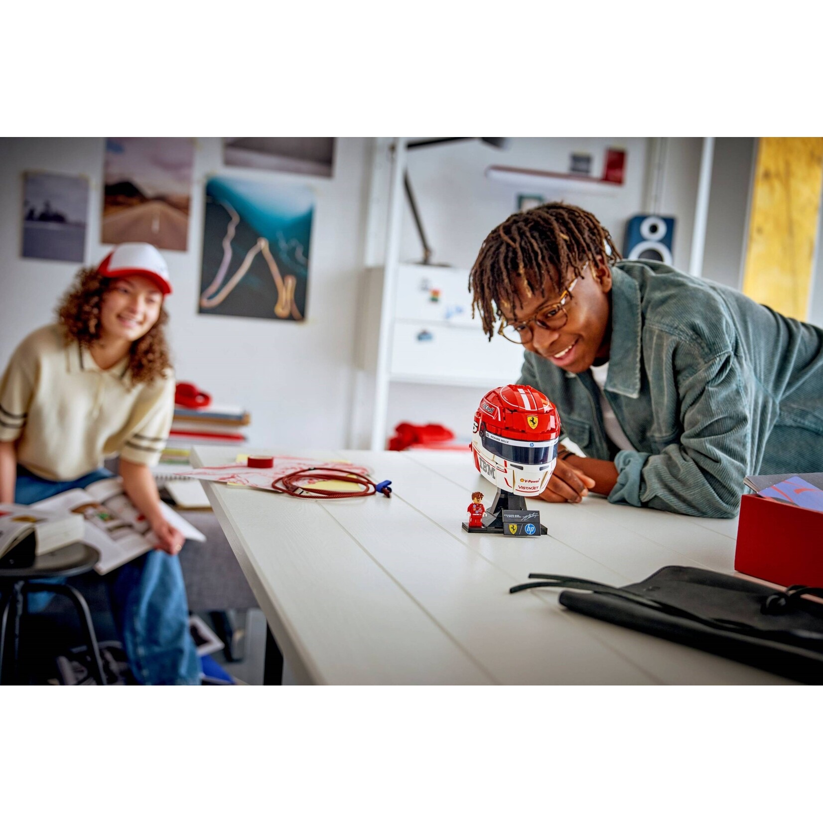 LEGO Scuderia Ferrari HP helm van Charles Leclerc - 43014