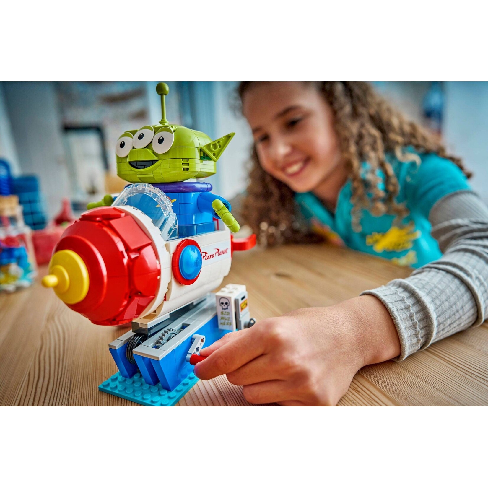 LEGO Alien met Pizza Planet raket - 43307