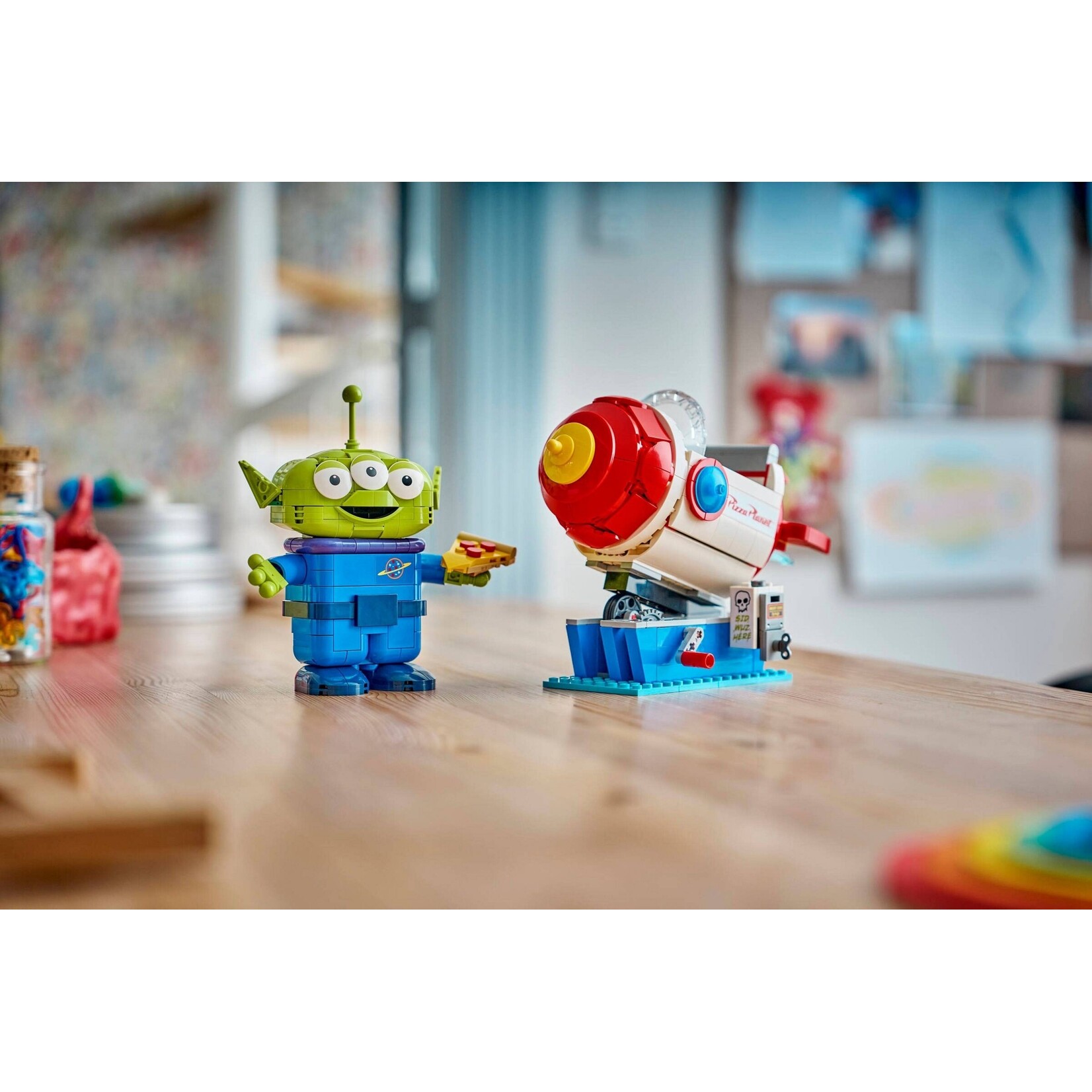 LEGO Alien met Pizza Planet raket - 43307