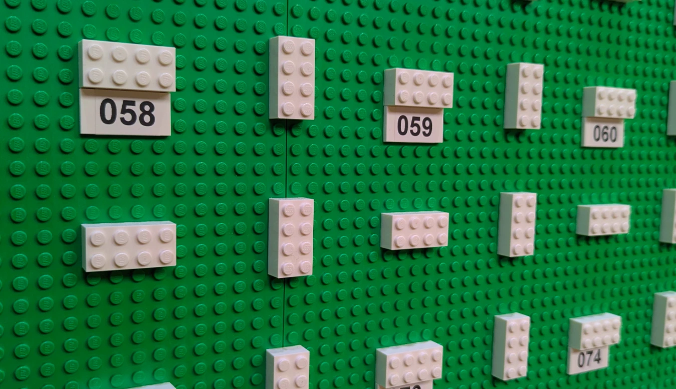 Een groot LEGO mosaic kunstwerk in de ruimte