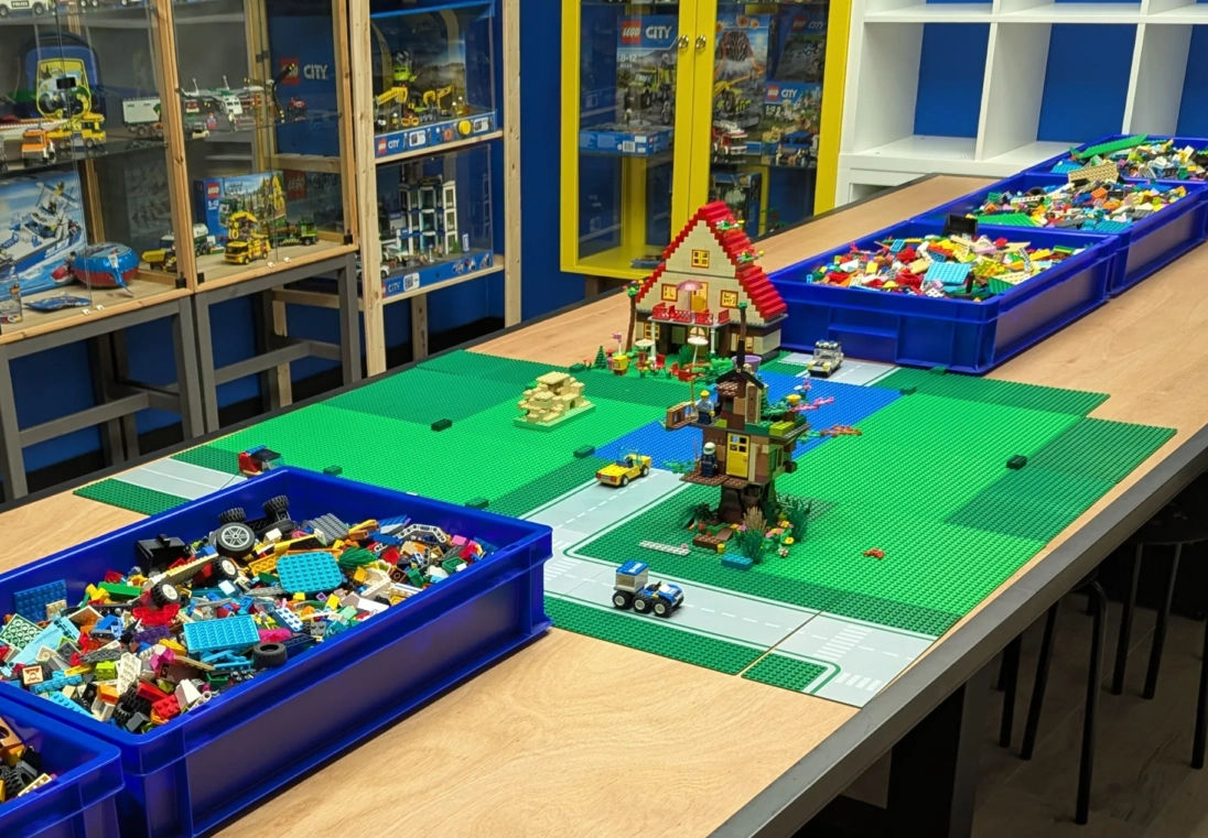 Kinderen bouwen samen aan LEGO