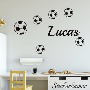 Muursticker voetbal jongenskamer 6 voetballen en naam Muursticker voetbal jongenskamer 6 voetballen en naam