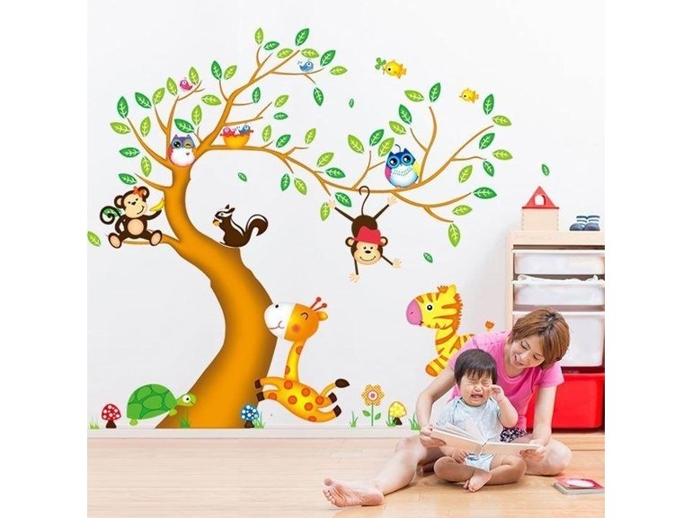 Muursticker boom met gekleurde dieren in het bos kinderkamer / babykamer