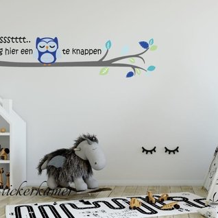 Muursticker tak met uil, Sssst ik lig hier een "uiltje" te knappen Muursticker tak met uil, Sssst ik lig hier een "uiltje" te knappen
