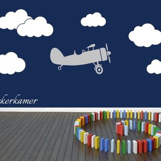 Muursticker vliegtuig met wolken jongenskamer (groot)