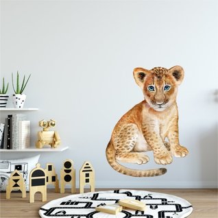 Muursticker leeuw baby welpje jungle babykamer - kinderkamer Muursticker leeuw baby welpje jungle babykamer - kinderkamer