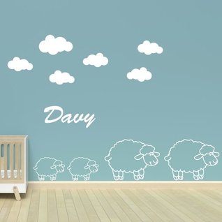 Muursticker schaap familie met naam en wolken kinderkamer