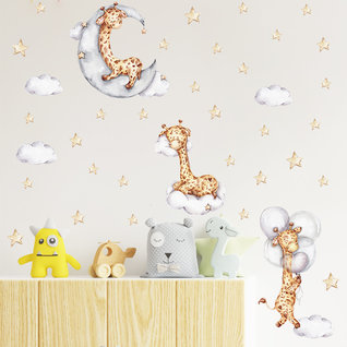 Muursticker kinderkamer giraffe wolkjes en sterren Muursticker kinderkamer giraffe wolkjes en sterren