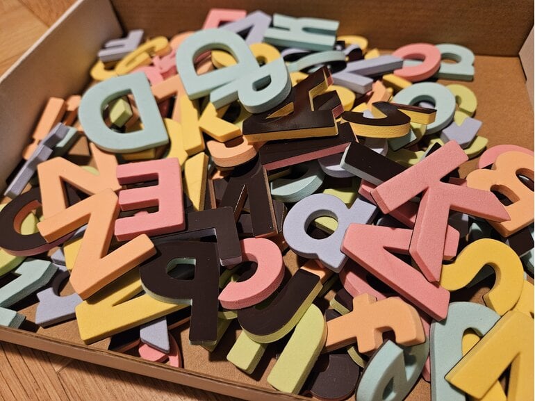 Vrolijk gekleurde magneet letters cijfers (140 Stuks) educatief speelgoed - Stickerkamer Stickerkamer Vrolijk gekleurde magneet letters cijfers (140 Stuks) educatief speelgoed - Stickerkamer