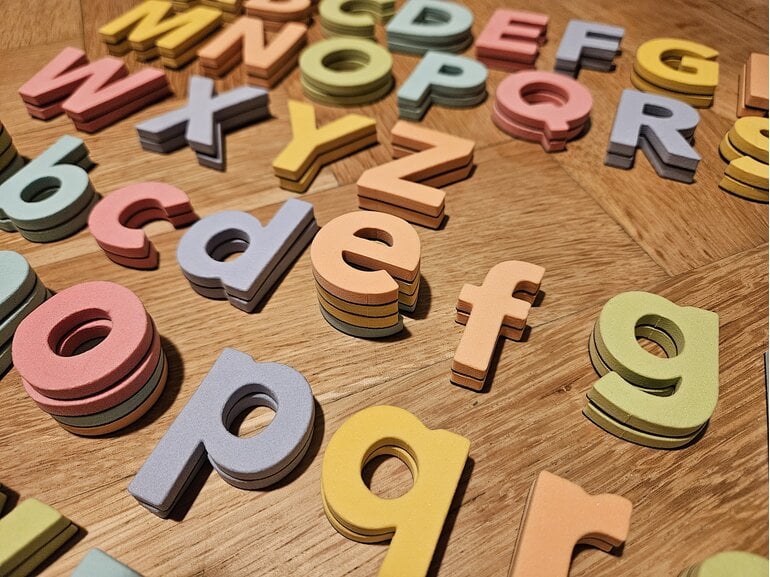 Vrolijk gekleurde magneet letters cijfers (140 Stuks) educatief speelgoed - Stickerkamer Stickerkamer Vrolijk gekleurde magneet letters cijfers (140 Stuks) educatief speelgoed - Stickerkamer