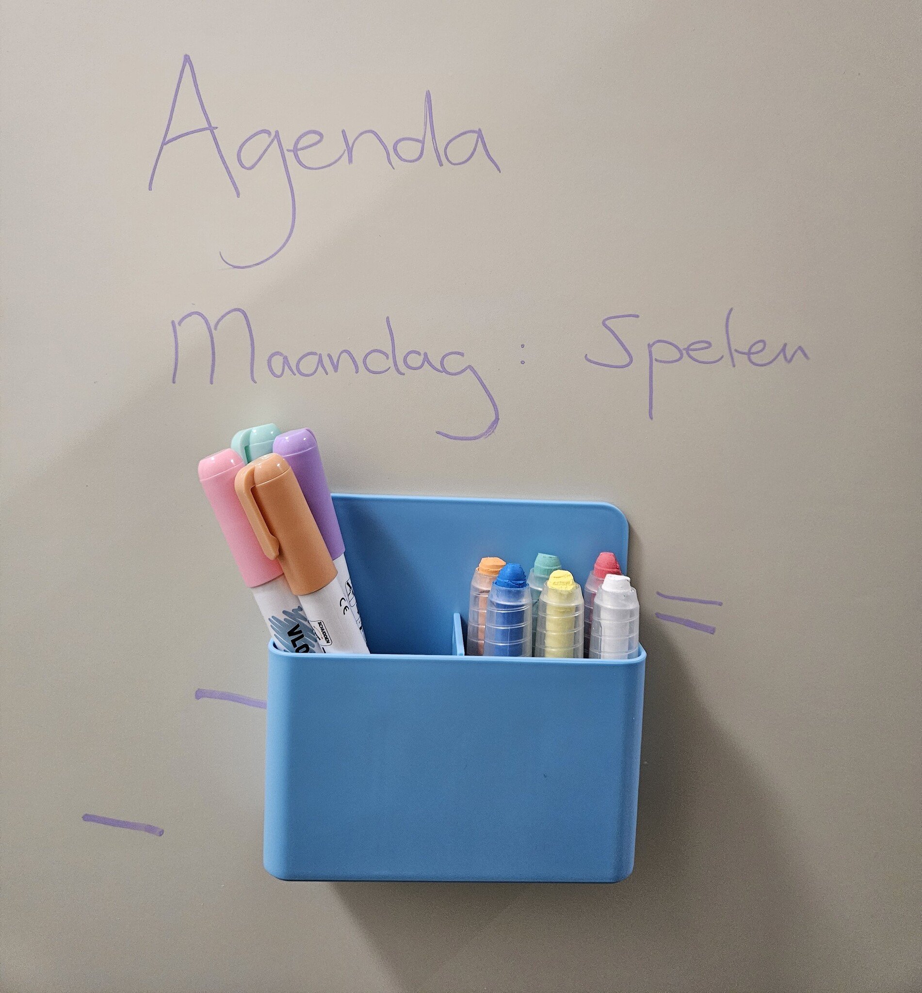 Magnetische pennenhouder blauw voor magneetstickers, magneetborden en whiteboard 12cm x 12cm