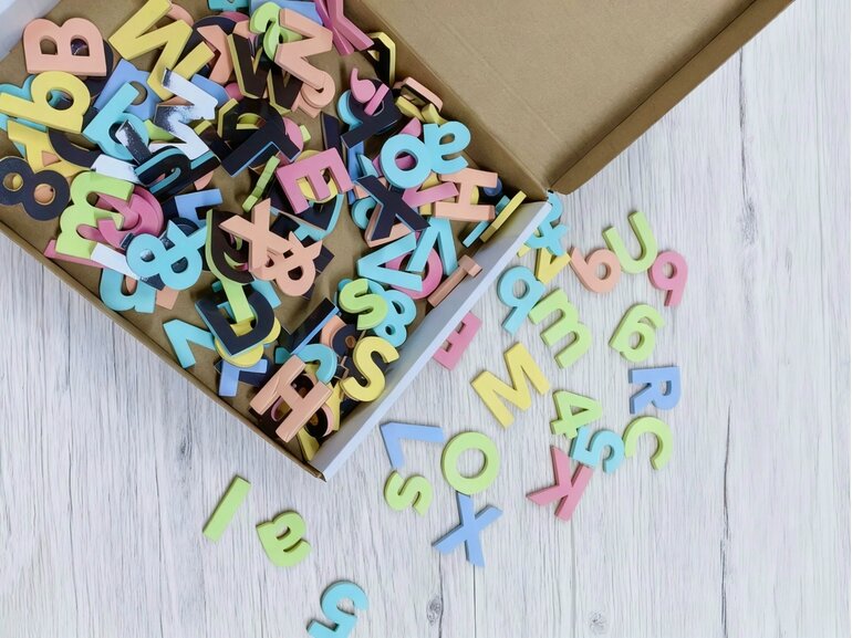 Stickerkamer Vrolijk gekleurde magneet letters cijfers (140 Stuks) educatief speelgoed - Stickerkamer