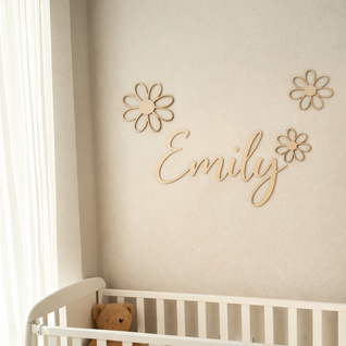 Houten naam met Daisy bloemen voor baby en kinderkamer