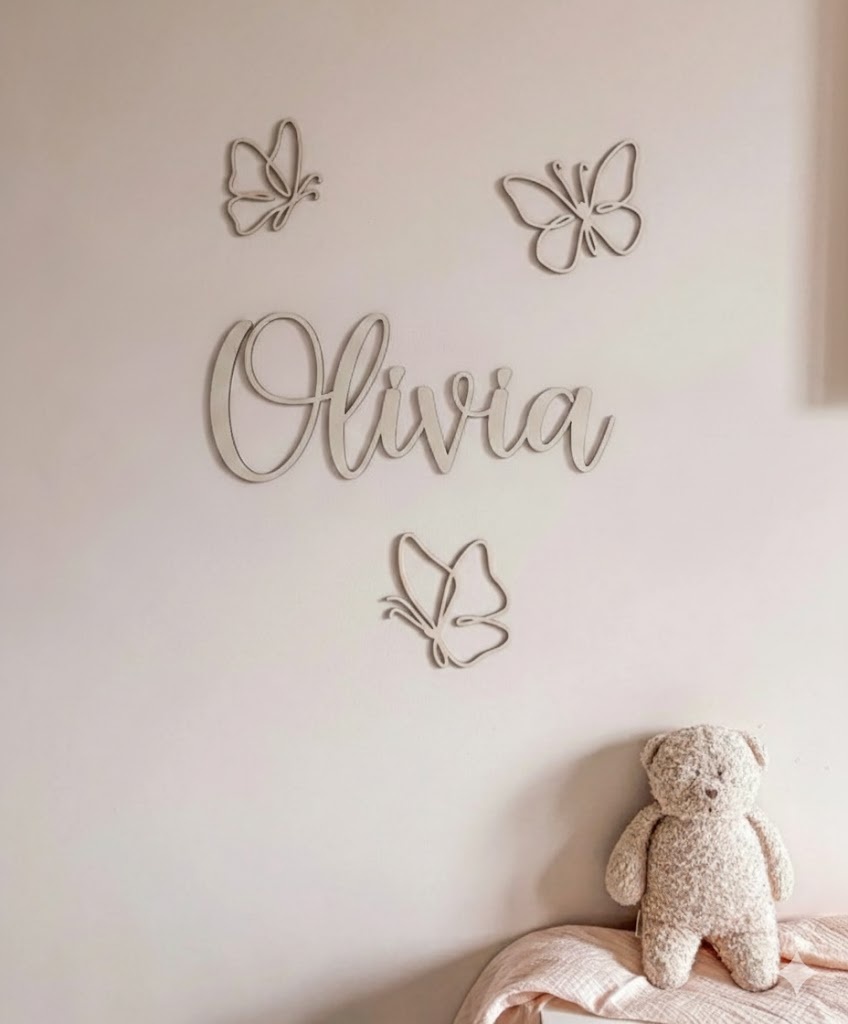 Houten naam met Vlinders voor baby en kinderkamer