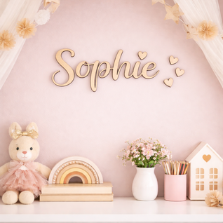 Houten naam met Hartjes voor baby en kinderkamer