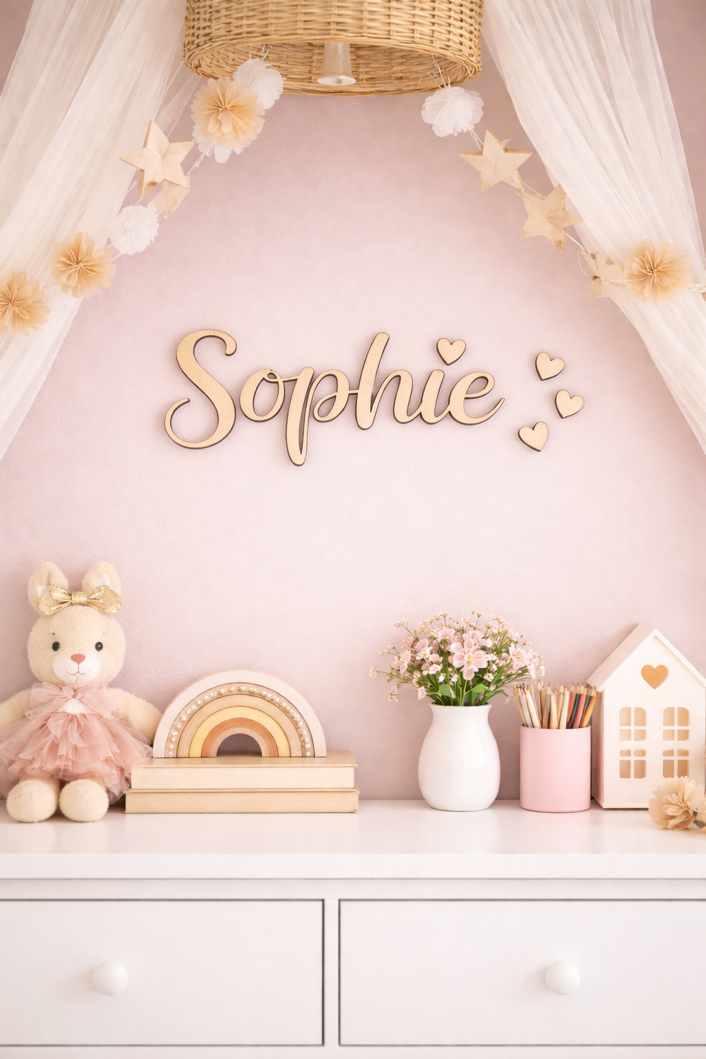 Houten naam met Hartjes voor baby en kinderkamer