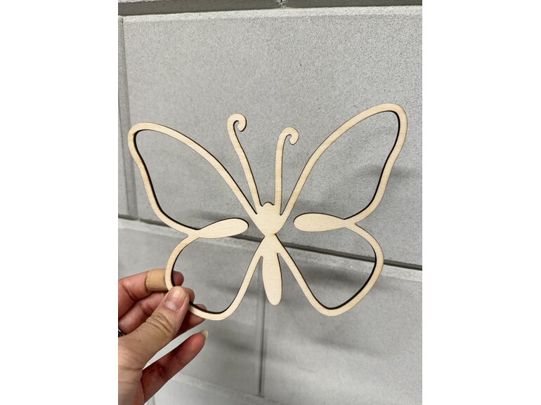 Houten naam met Vlinders voor baby en kinderkamer