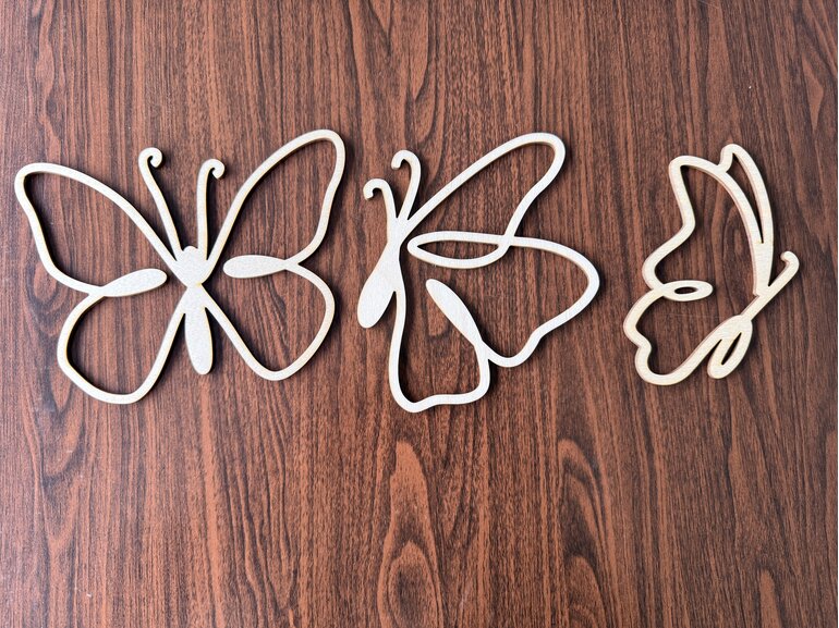 Houten naam met Vlinders voor baby en kinderkamer