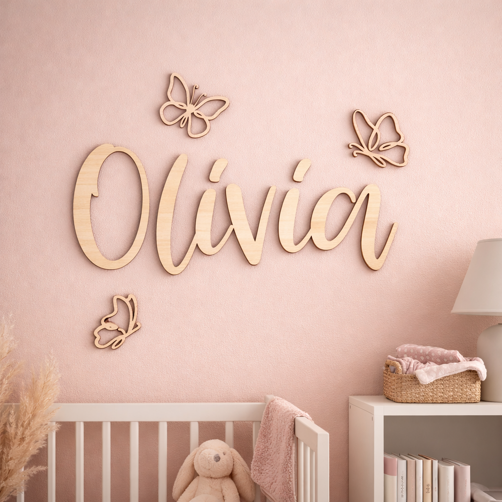 Houten naam met Vlinders voor baby en kinderkamer