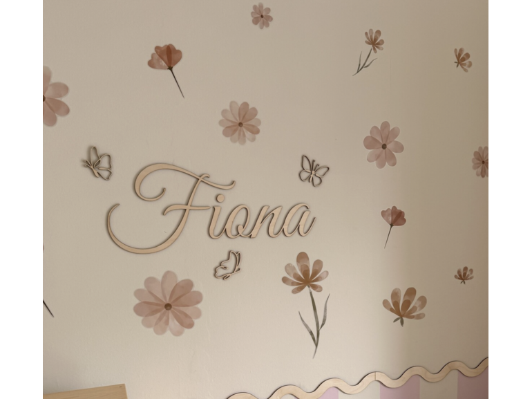 Houten naam met Vlinders voor baby en kinderkamer