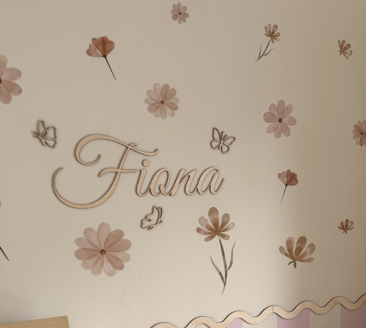 Houten naam met Vlinders voor baby en kinderkamer