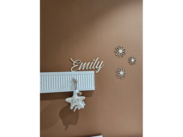 Houten naam met Daisy bloemen voor baby en kinderkamer Houten naam met Daisy bloemen voor baby en kinderkamer