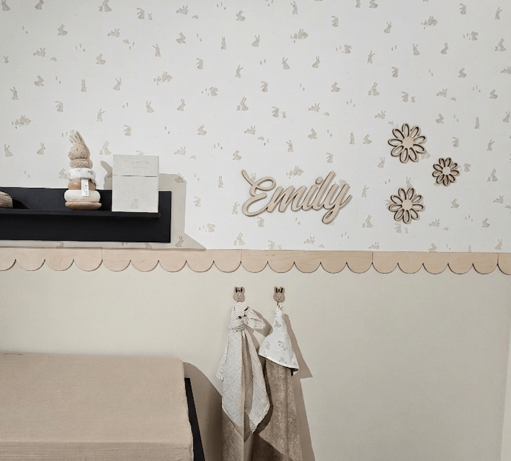 Houten muurdecoratie kinderkamer met decoratieve wandstrook en gepersonaliseerde naam omringd door houten bloemen