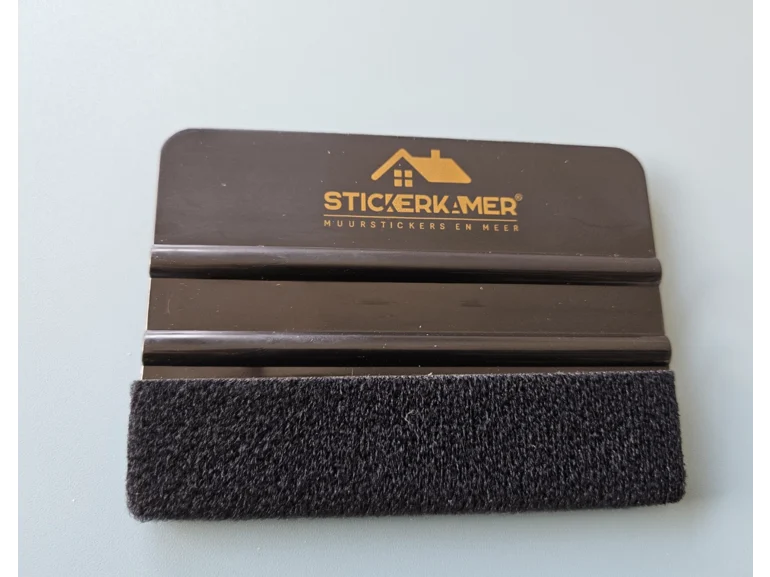 Rakel met vilt: de onmisbare tool voor het perfect plakken van muurstickers
