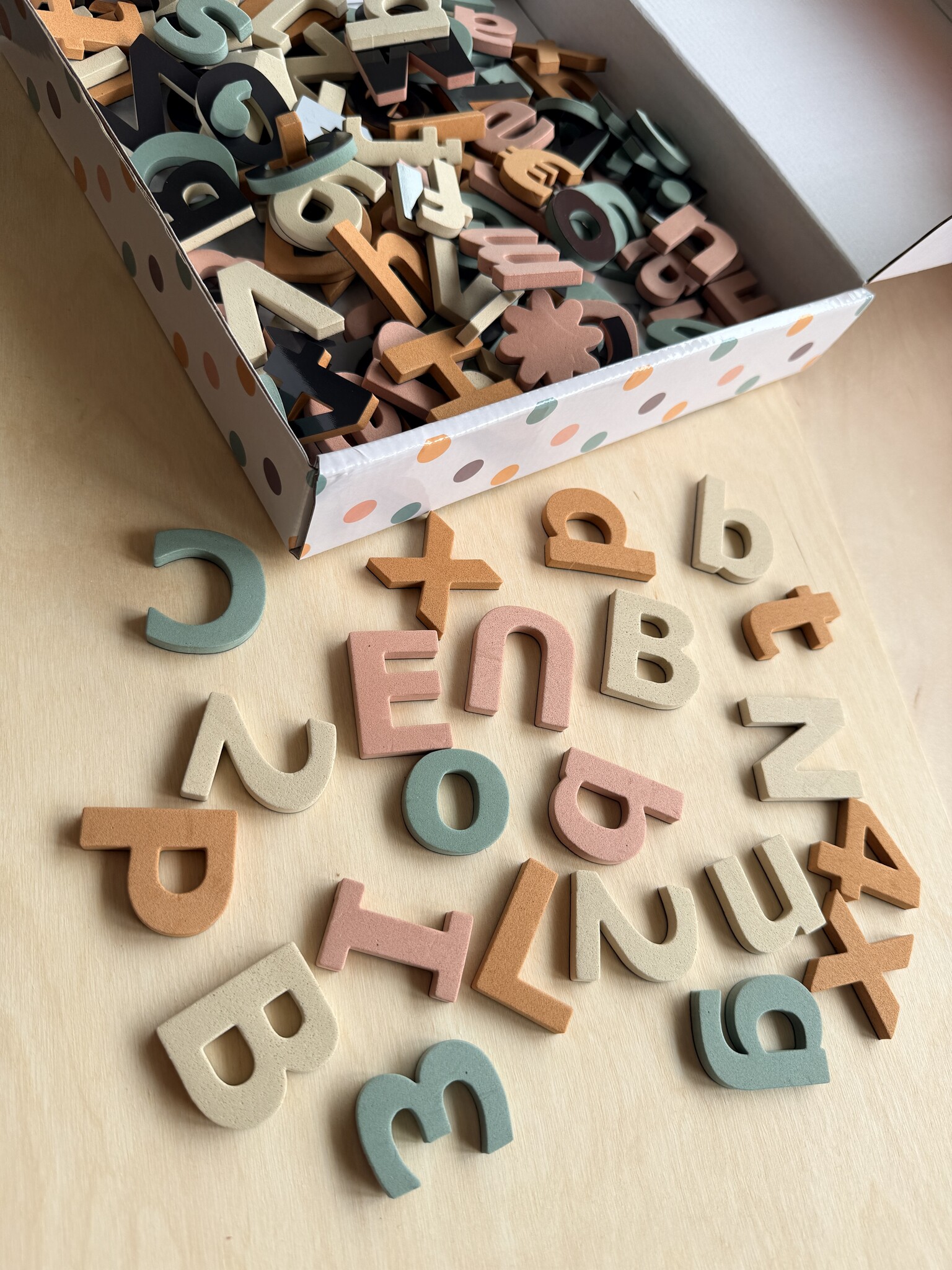 Magnetische Letters en Cijfers Kinderen – 135-delige Set in Aardetinten | Boho Educatief Speelgoed Kinderkamer