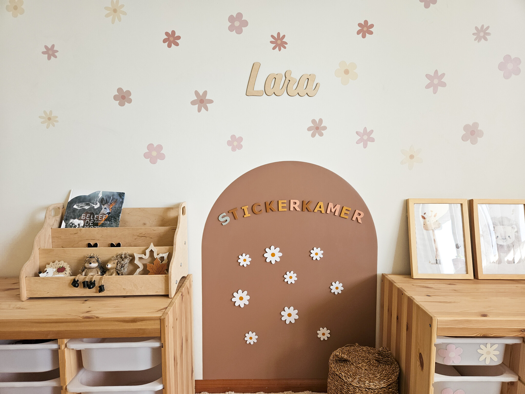 Complete vrolijke earthy kinderkamer bundel met magneetstickers, muurstickers en gepersonaliseerd houten naambord