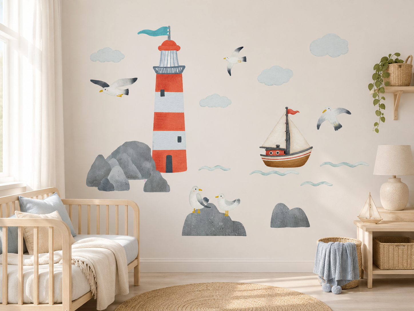 Muursticker zee kinderkamer met vuurtoren, zeilboot en meeuwen – watercolor zee thema